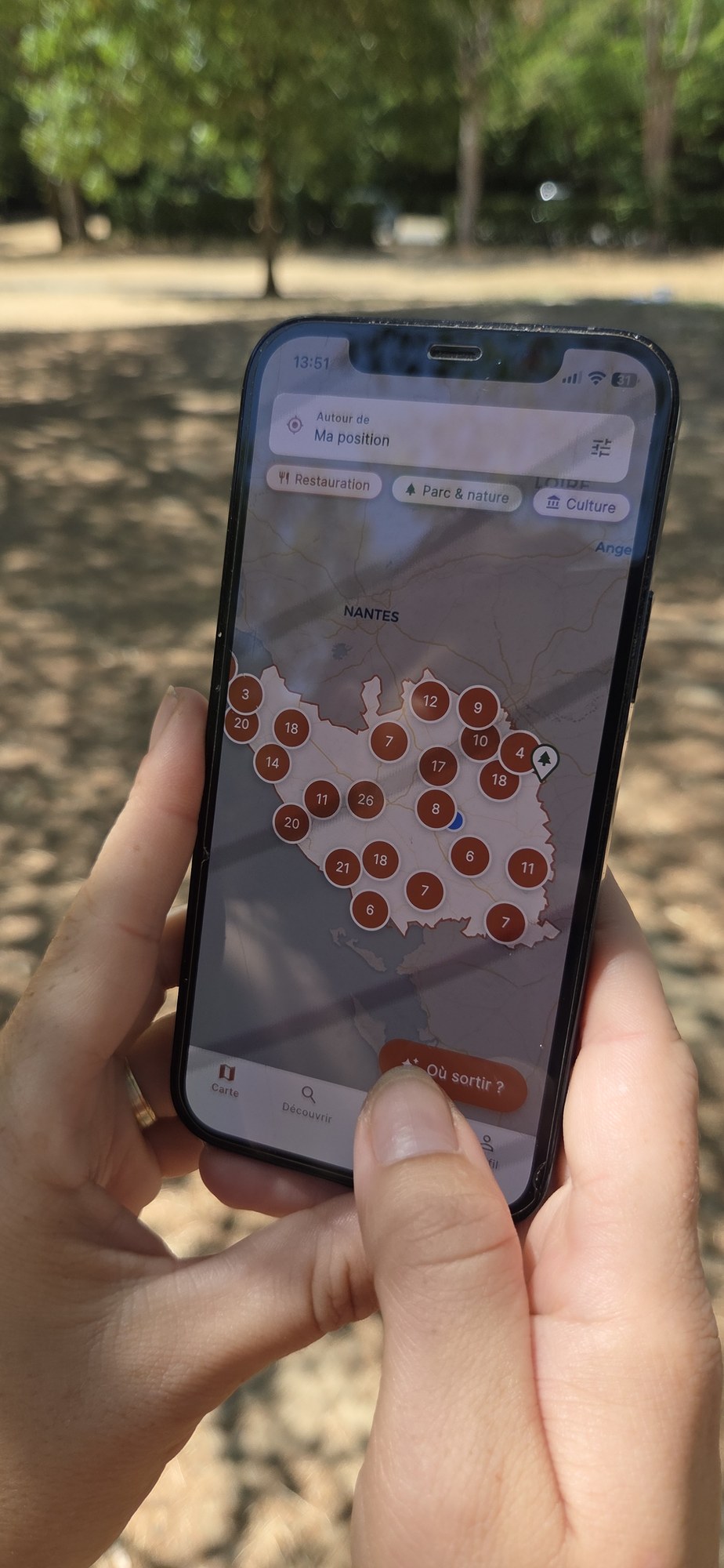 La carte de l'application Bouge ta famille, ouverte sur un téléphone