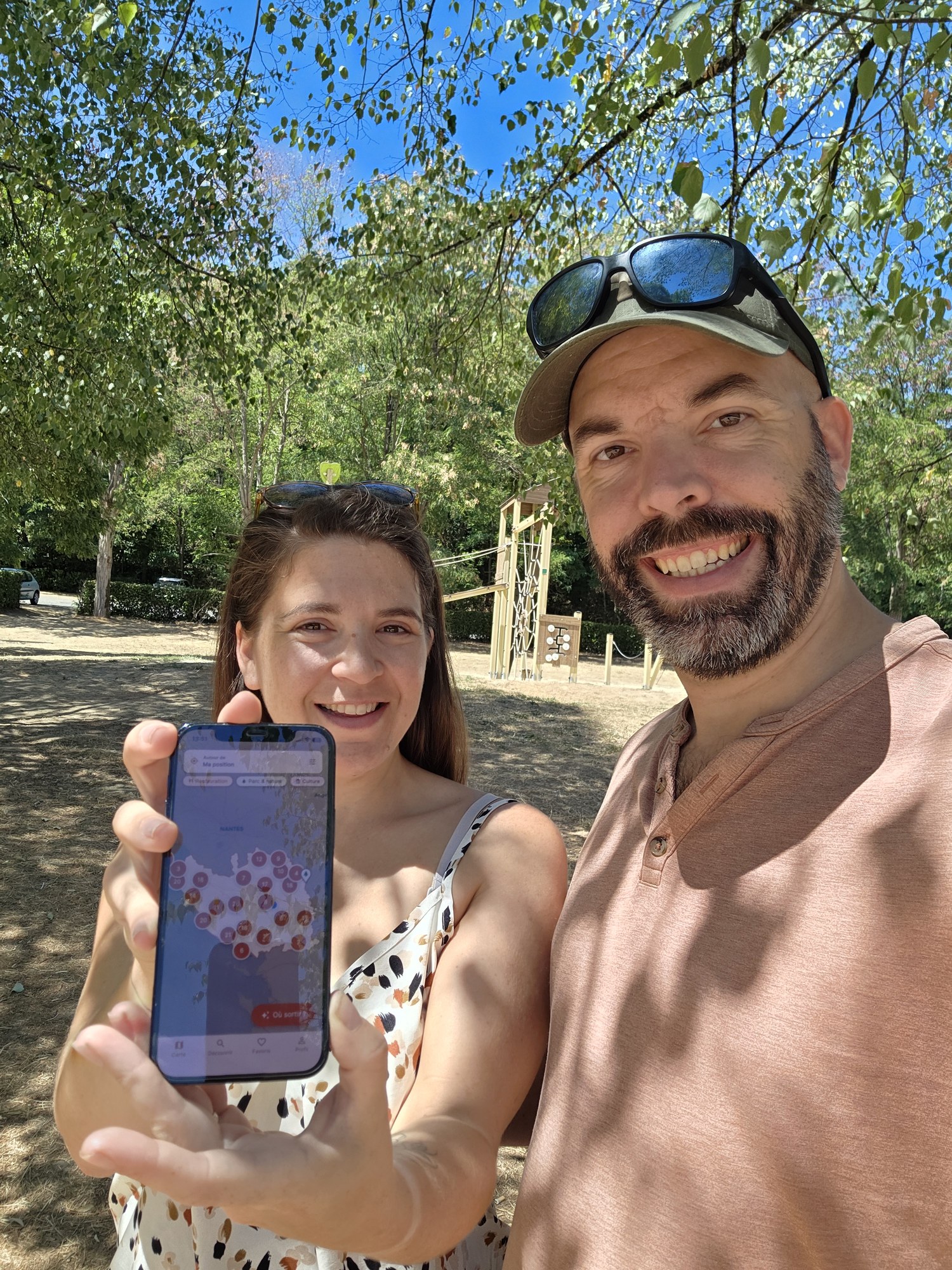 Pierre et Camille, fondateurs, avec l'application Bouge ta famille