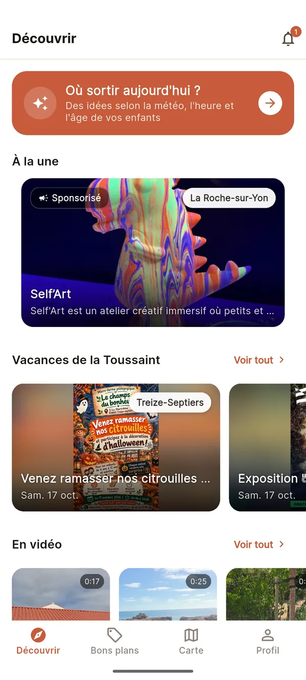 L'écran Découvrir de l'application, avec un lieu en grand dans le carrousel À la une, marqué Sponsorisé